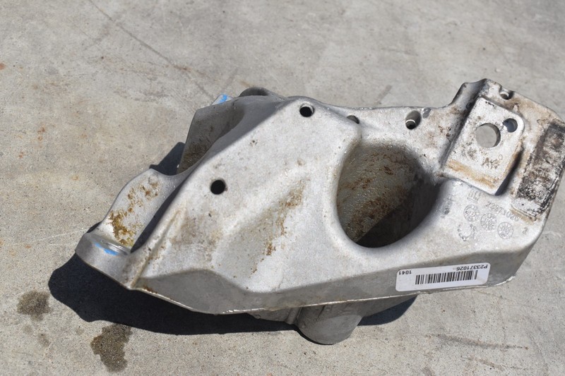 2016-24 Camaro 6.2L LH DRIVER SIDE MOTOR MOUNT BRACKET OEM 23371026 *USED*