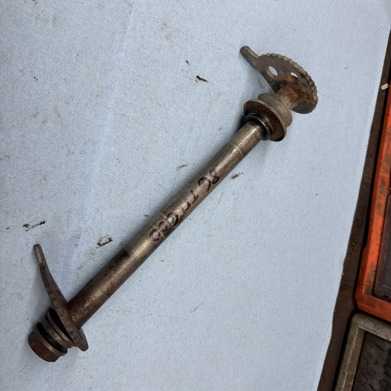 1986 Yamaha TT600TT 600 Rear wheel axle And Spacers Good
