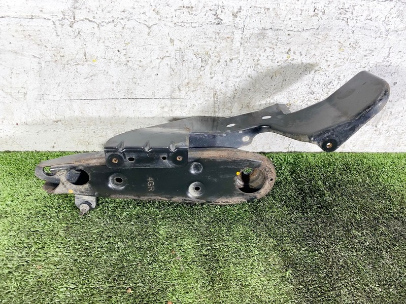 14-22 INFINITI Q50 Q60 REAR RIGHT SIDE SUBFRAME SUPPORT STAY GUIDE BRACKET OEM