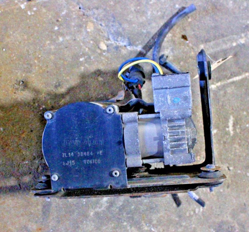 2007-2014 LINCOLN NAVIGATOR EXPEDITION SUSPENSION COMPRESSOR PUMP 7L143B484AF