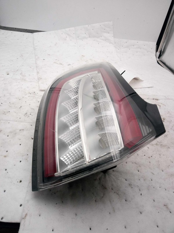 Used Center Tail Light Assembly fits: 2017 Ford Edge Sport liftgate mounted cent