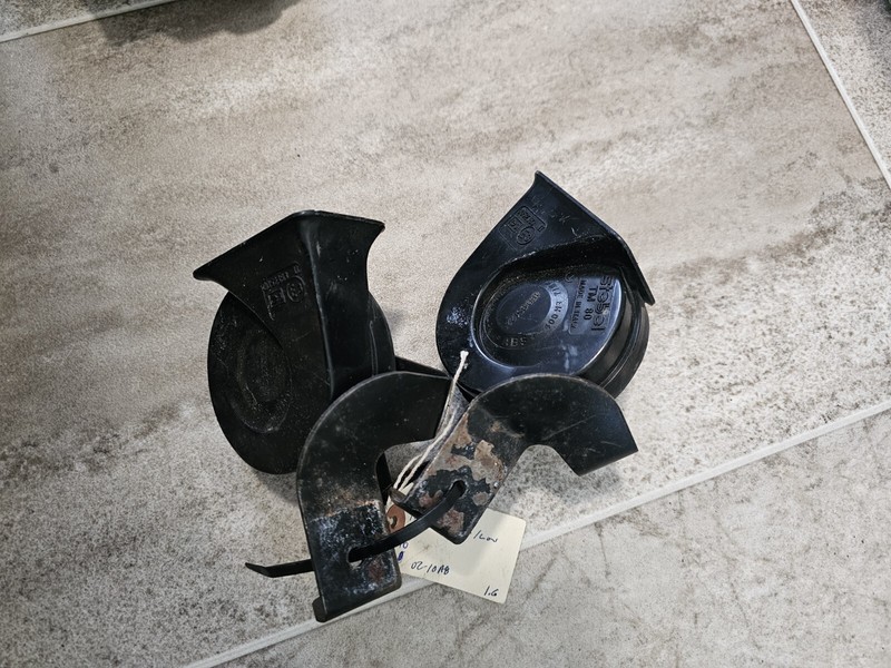 2004-2010 Audi A8 Quattro Low HighNote Horn Honk OEM 4E0951221 Set