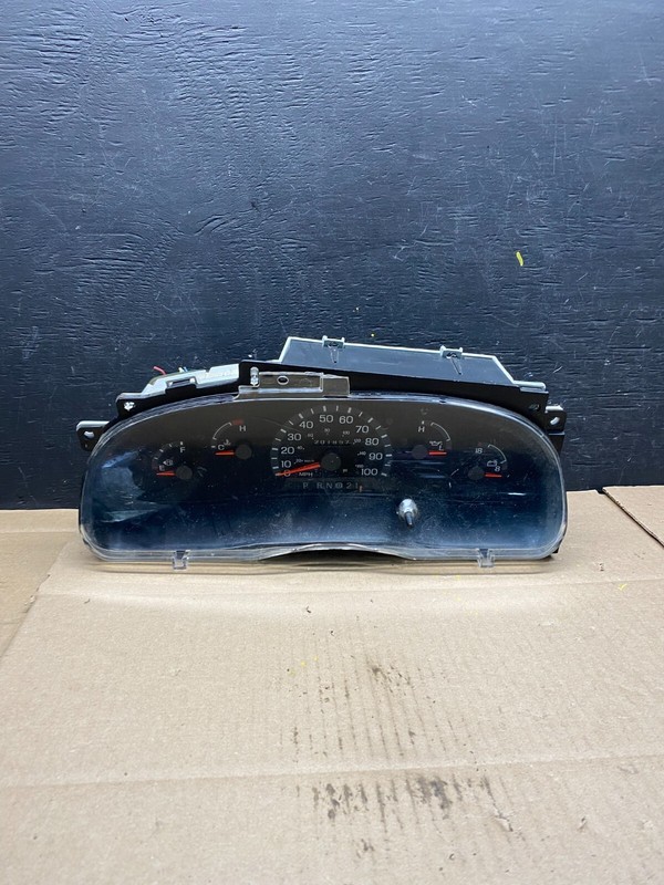 2001 - 2002 Ford Econoline E250 E350 Van Speedometer Instrument Cluster L5643 DG