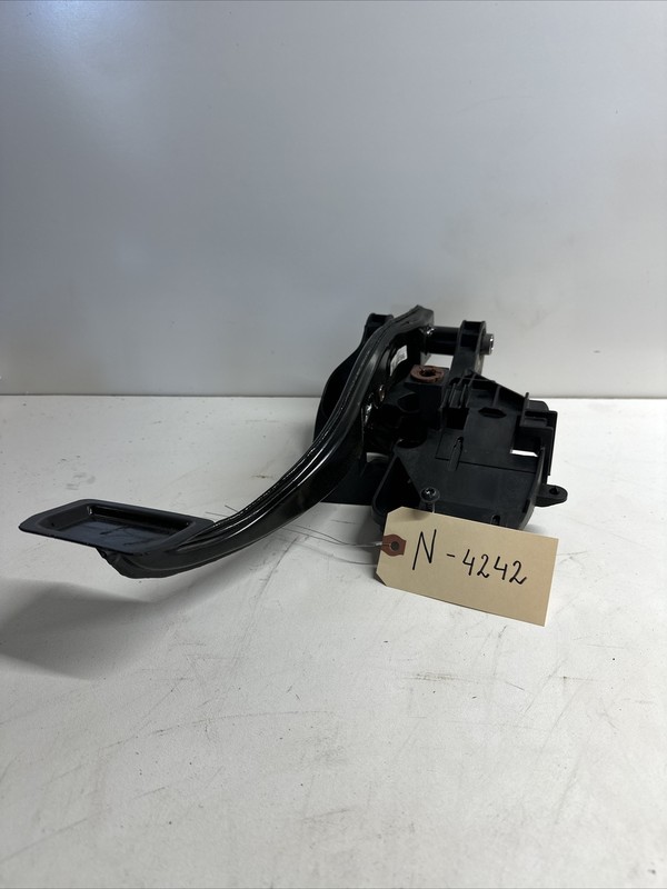 17-23 TESLA MODEL 3 DRIVER BRAKE PEDAL W/FRAME 1044691-01-C N-4242 M9