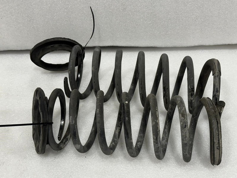 1998 TOYOTA SIENNA REAR COIL SPRINGS PAIR FOR 5 DOOR MODELS