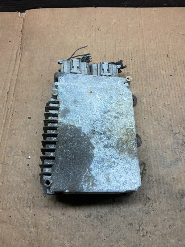 2001 Dodge Caravan Town Country 2.4 ECU ECM Module 04727513AM H6464