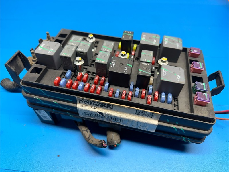 10261102 | 2004 - 2006 Colorado Fuse Box Body Control Module Unit OEM AT