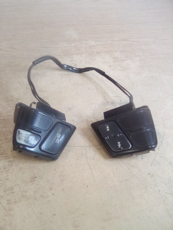 Volvo VNL Steering Wheel Trim Switches 21014108, 21014107