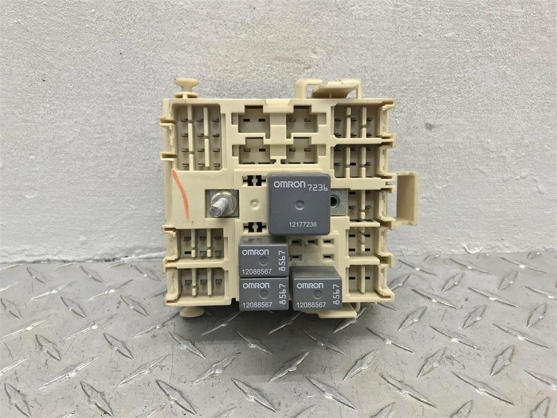 00-02 CHEVROLET SUBURBAN YUKON TAHOE 2WD 8.1L CABIN FUSE BOX OEM 15770996