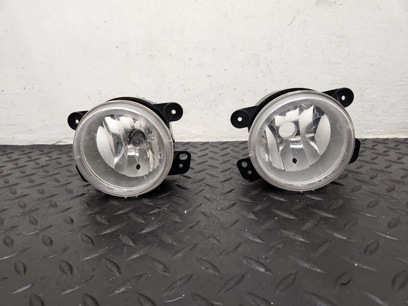 14-18 Jeep Cherokee Bumper Mounted Fog Lamp Pair OEM 05182026AA