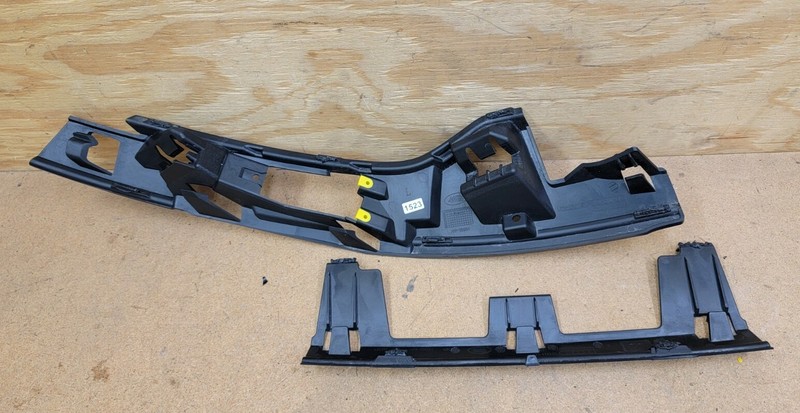 2021 Land Rover Discovery Front Bumper Upper Bracket Cover Left LH Side OEM