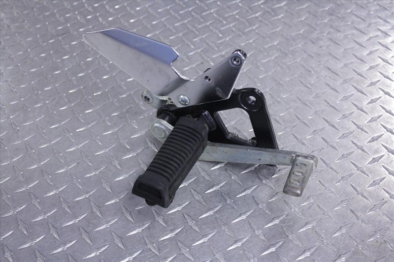 2007 SUZUKI GS 500 FRONT RIGHT FOOT PEG MOUNT BRACKET REAR BRAKE LEVER GS500 07