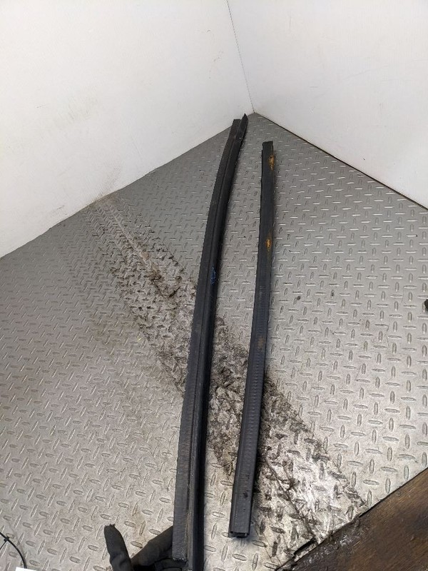 05-13 CHEVROLET CORVETTE C6 FRONT LEFT DOOR BELT MOULDING WEATHER STRIPP 1184615