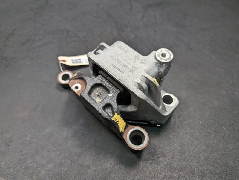 Left Engine Mount Bracket 2019 Infiniti QX50 11220-5NA0A 2020 2021 2022 - 2024