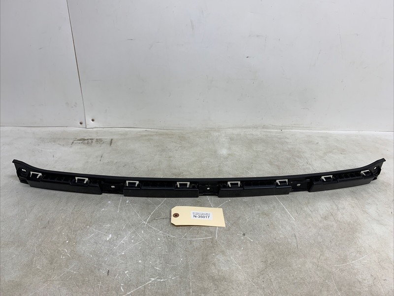 12-19 TESLA MS REAR BUMPER MOUNT BRACKET PLASTIC CENTER MAIN GUIDE TRIM 35017 U8
