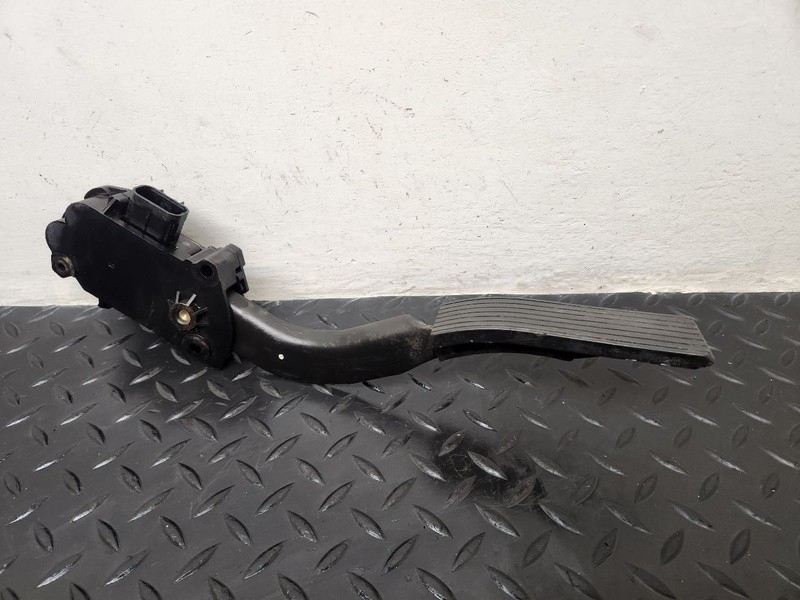 02-03 Saturn VUE Accelerator Gas Pedal Assembly OEM 22698673