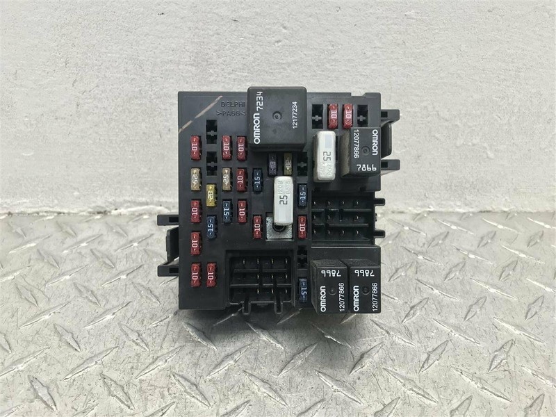 00-02 CHEVROLET SUBURBAN YUKON TAHOE 4WD 5.3L CABIN FUSE RELAY BOX OEM 15770992