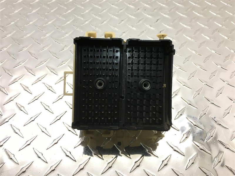 2003-2005 SILVERADO SIERRA 1500 2500 TAHOE CABIN FUSE BOX OEM 15058035-07