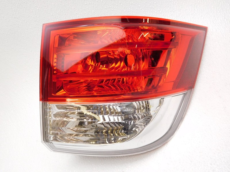 OEM Right Tail Lamp Quarter Panel Mounted Honda Odyssey 33500TK8A11 Lens Chip