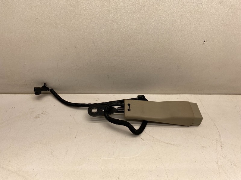 2010-2012 CADILLAC SRX RIGHT FRONT SEAT BELT BUCKLE LATCH RECEIVER TAN OEM