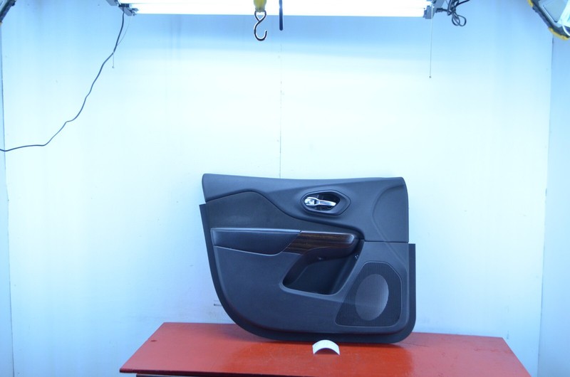 14-18 JEEP CHEROKEE FRONT LEFT DRIVER SIDE INTERIOR DOOR PANEL OEM