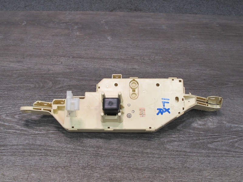 1998-2002 LEXUS J100 LX470 DASH FRONT RIGHT JUNCTION CABIN FUSE RELAY BOX