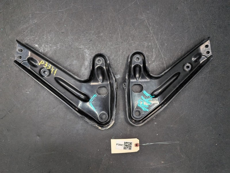 2PC Front Crossmember Brackets Set 2007 Mercedes R350 2516280614 2006 - 2012