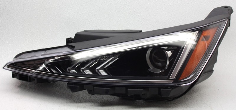 OEM Hyundai Elantra Sedan Driver Side Halogen Headlamp 92101-F3500 Tab Missing