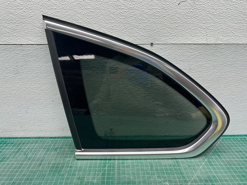 16-22 BMW X1 F48 REAR LEFT DRIVER SIDE DOOR QUARTER WINDOW GLASS OEM