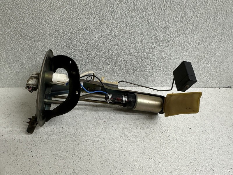 2001-2004 Chevrolet Tracker 4DR Fuel Pump w Sending Unit & Bracket