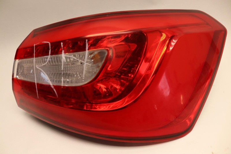 2014-2016 KIA CADENZA REAR RIGHT PASSENGER SIDE OUTER TAIL LIGHT LAMP OEM