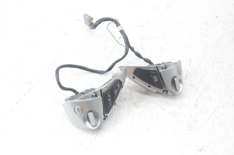2011-2017 Nissan Juke AWD S Cruise Control and Radio Steering Wheel Controls