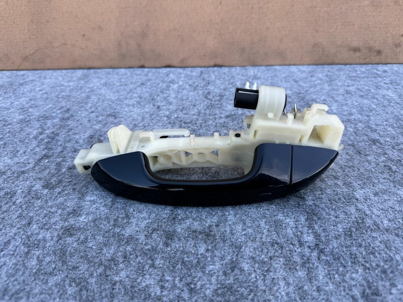 KIA STINGER 2018-2023 OEM FRONT LEFT DRIVER EXTERIOR DOOR HANDLE KEYLESS (BLACK)