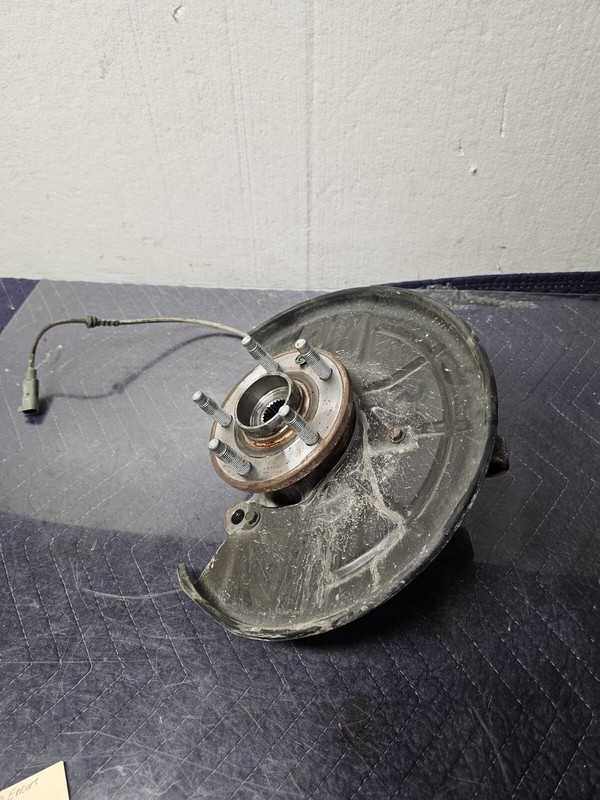 16-21 BUICK ENCORE - FRONT LEFT DRIVER SIDE WHEEL SPINDLE KNUCKLE W/ HUB OEM