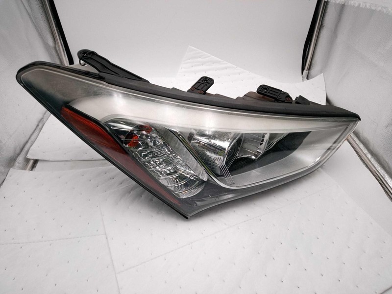 2015 Hyundai Santa Fe Right Headlight Assembly Grey OEM 446584 111K Miles