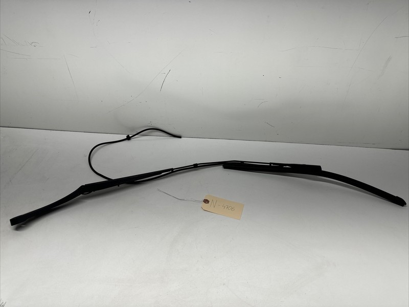 Tesla Model Y Front RH Wiper Arm with Blade 2020 1490249-99-A 4706 U18