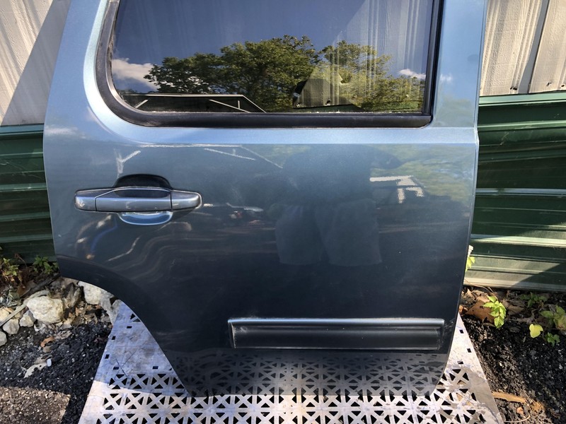 2007-2014 GMC YUKON REAR PASSENGER RIGHT DOOR STEALTH GRAY (928L) OEM