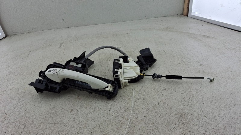 12-14 Mercedes W204 C250 C300 C350 Front Left Exterior Door Handle OEM