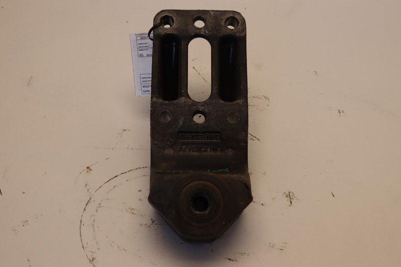 2018-23 FREIGHTLINER CASCADIA 126 FRONT SPRING SHACKLE BRACKET HANGER MOUNT OEM