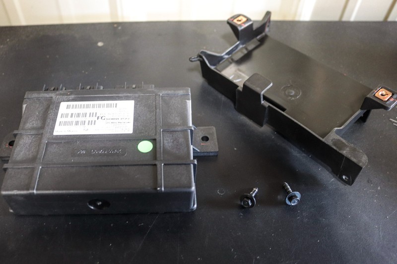 2005-2007 C6 Corvette Keyless Entry Door Module w/ Bracket OEM 25786622 *USED*