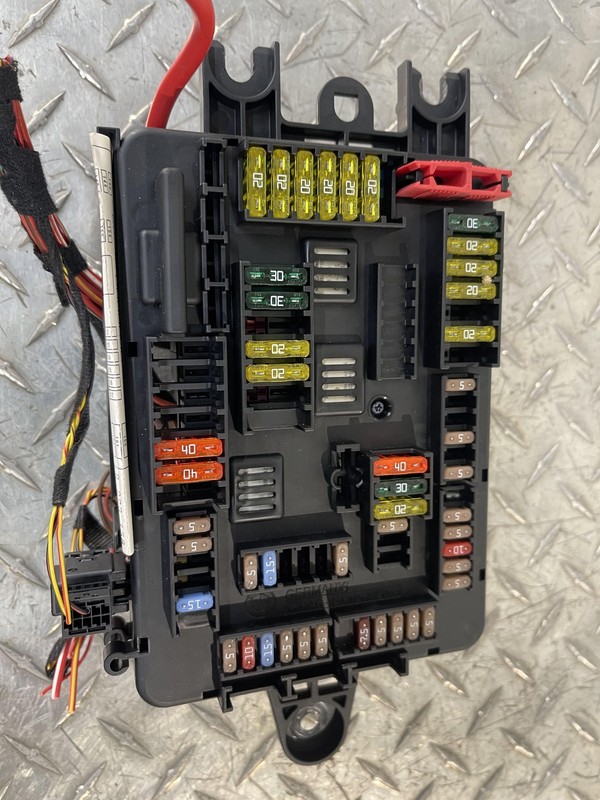 12-18 BMW 328I Sedan Relay Junction Fuse Box 2.0L RWD OEM ID# 926111002