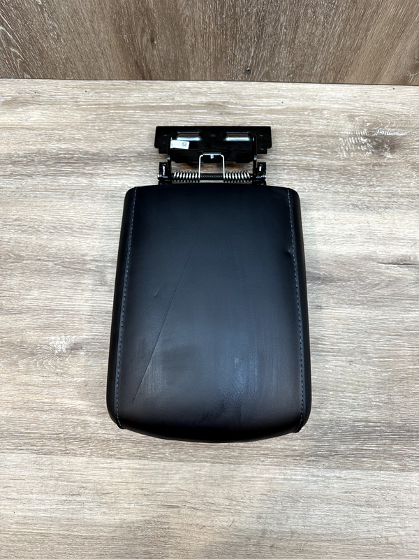 2020-24 KIA TELLURIDE LEATHER CENTER COVER / ARM REST OEM PART# 84660-S9000