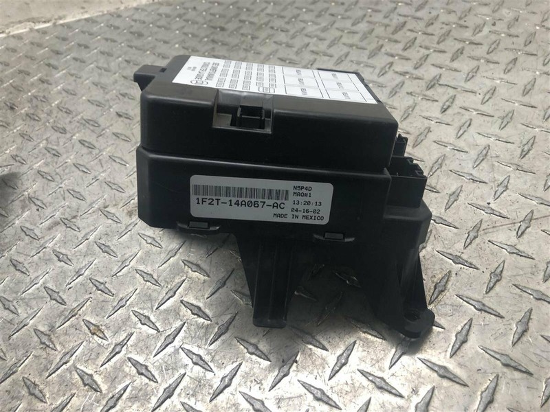 00-03 FORD WINDSTAR ENGINE FUSE BOX OEM 1F2T-14A067-AC
