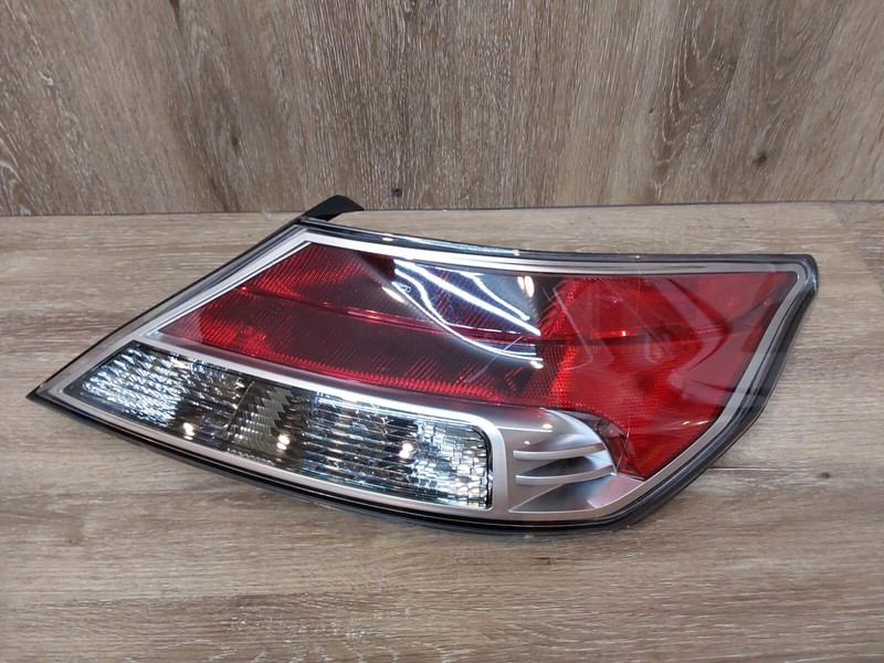 2010-2011HONDA ACURA RHTAIL LIGHT ASSY OEM