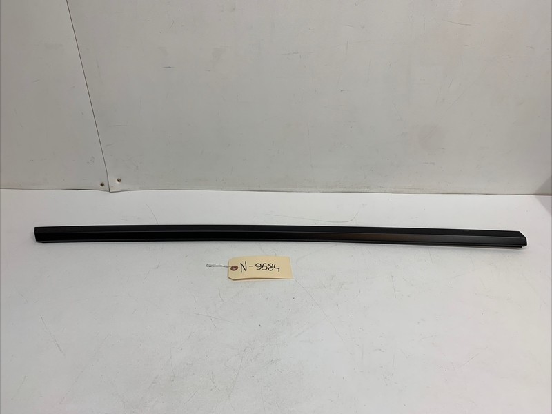 Tesla Model Y Front Right Side Door Window Belt Molding 1621165-00-B 9584 U8
