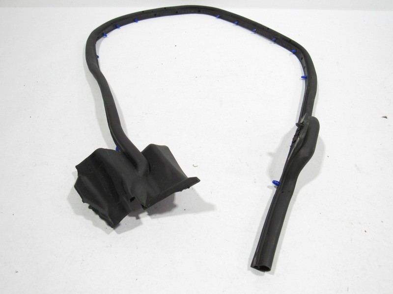 14-19 Maserati Quattroporte 2016 Front Left Driver Door Weatherstrip Seal ;:A