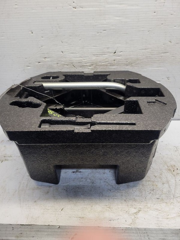 JETTA 2019 Jack and Tools 1707381