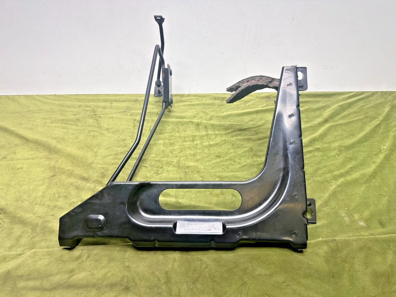07-10 Saturn Sky Front Right Passenger Side Fender Bracket Support Mount OEM 69K