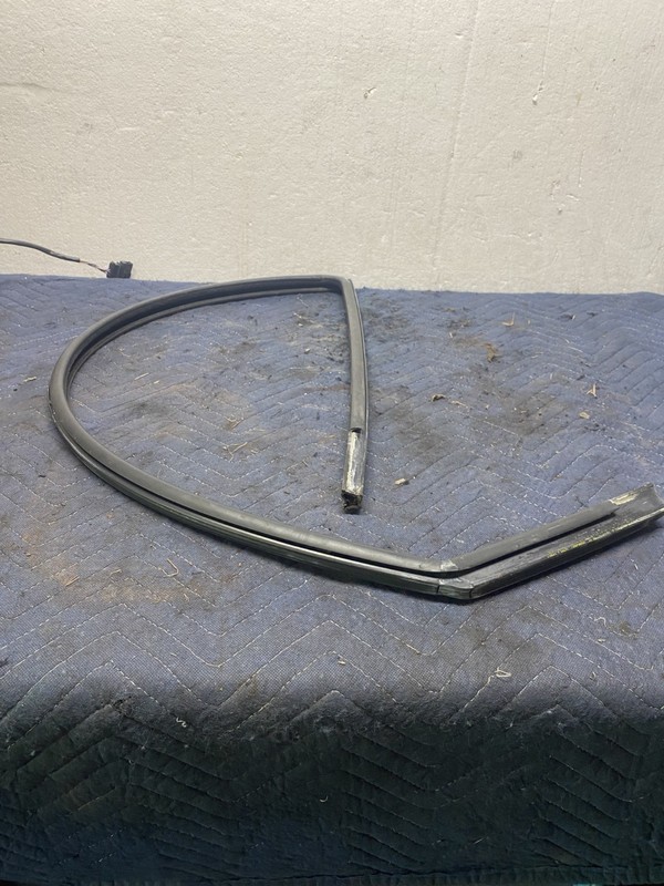 2000 Volkswagen Golf 2 Door VR6 Right Upper Window Seal OEM