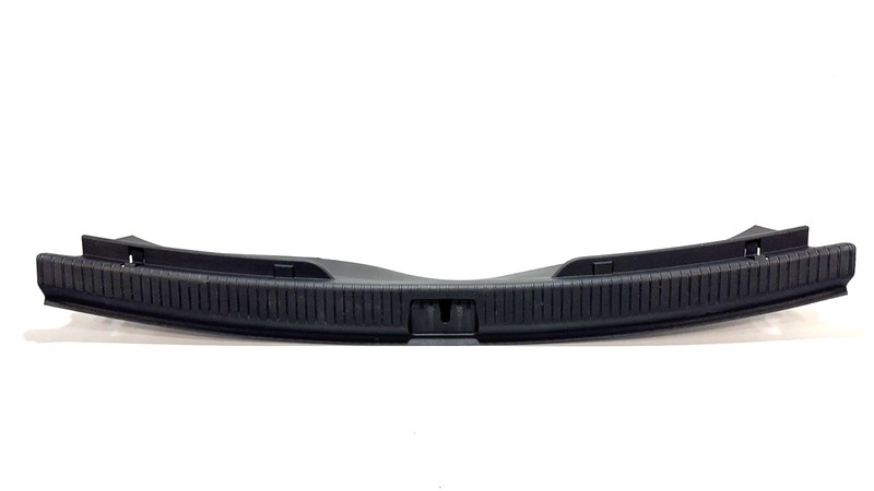📌 2018 - 2025 VOLKSWAGEN ATLAS TRUNK LATCH LOCK SILL SCUFF COVER TRIM OEM